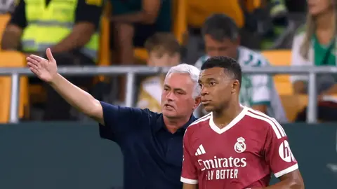 Joze Mourinyo mətbuat konfransında nitq söyləyir