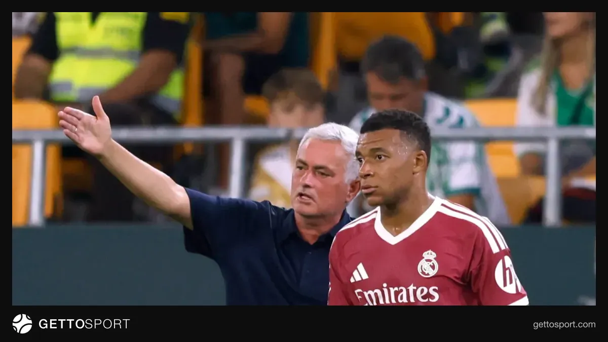 Joze Mourinyo mətbuat konfransında nitq söyləyir