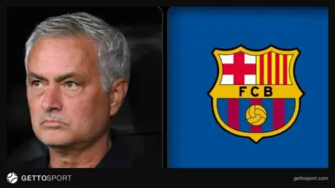 Jose Mourinyo mətbuat qarşısında dayanmayıb, tribunada düşüncəli görünüş