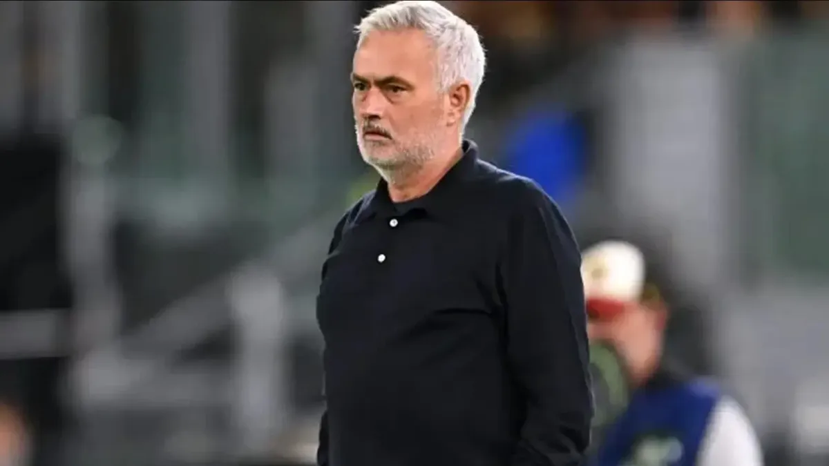 Joze Mourinyo məşq zamanı Real Madrid futbolçuları ilə söhbət edir