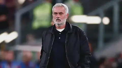 Joze Mourinyo mətbuat konfransında danışır