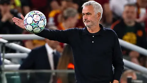 Joze Mourinyo mətbuat konfransında danışır