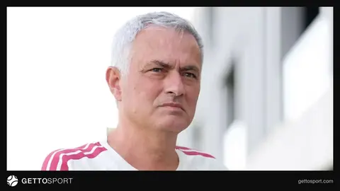 Joze Mourinyo məşqdə fotoda düşüncəli şəkildə dayanıb