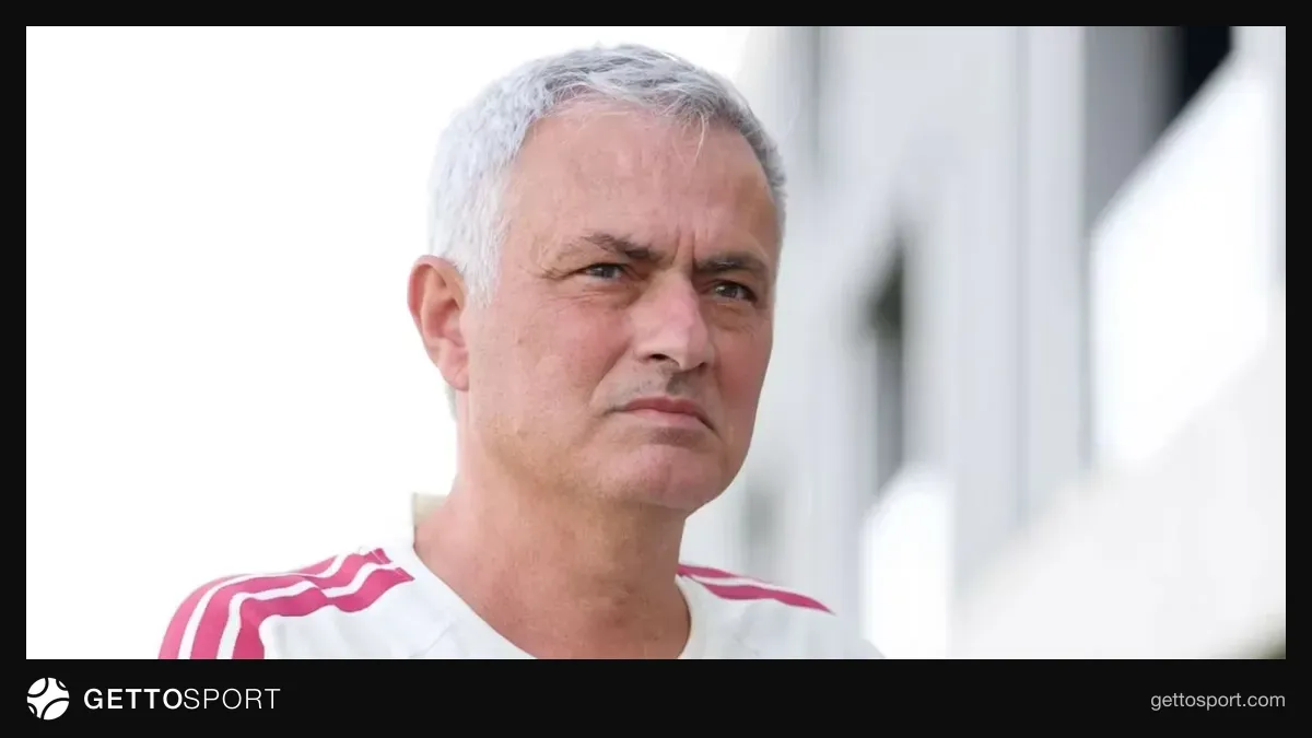 Joze Mourinyo məşqdə fotoda düşüncəli şəkildə dayanıb