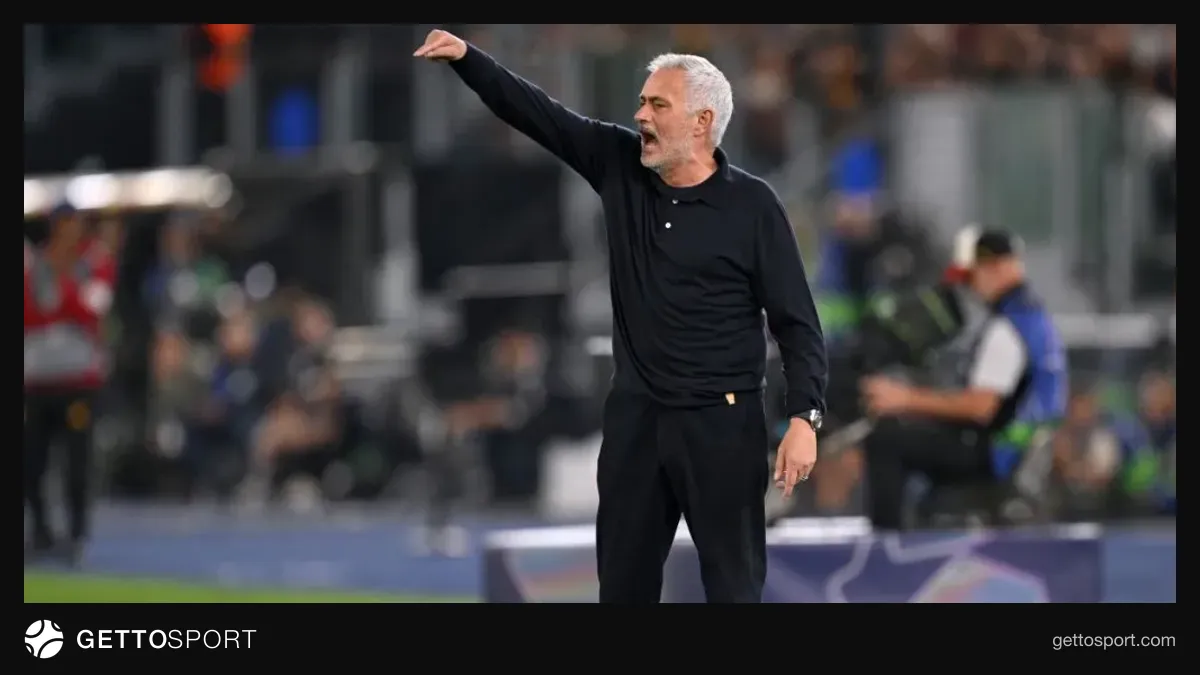 Joze Mourinyo tribunada Roma azarkeşlərinə əl yelləyir