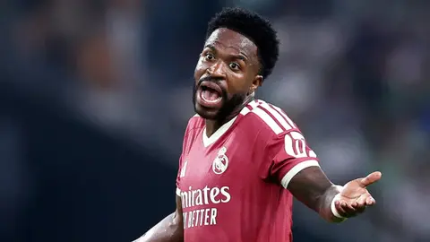 Joze Mourinyo mətbuat konfransında danışır, arxa fonda Real Madrid loqosu