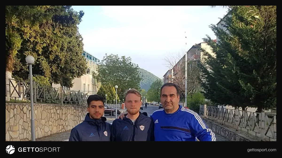 Muarem Zekiri tribunada və ya komanda skamyasında
