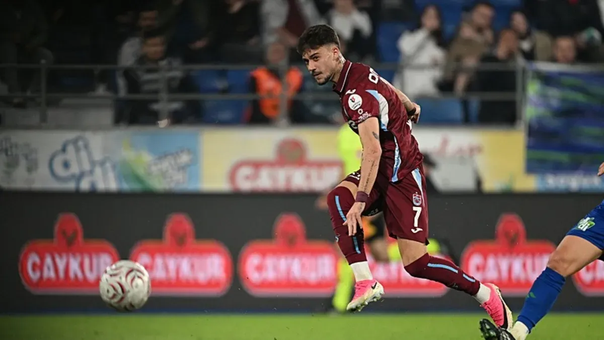 Trabzonspor formasıyla Arbnor Muçi top sürerken sosyal medya gönderisi