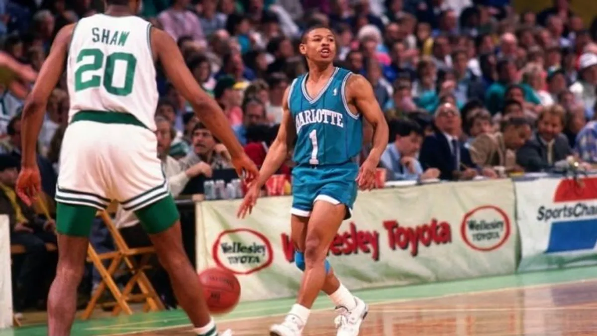 Muggsy Bogues Hornets formasıyla saha kenarında konuşurken