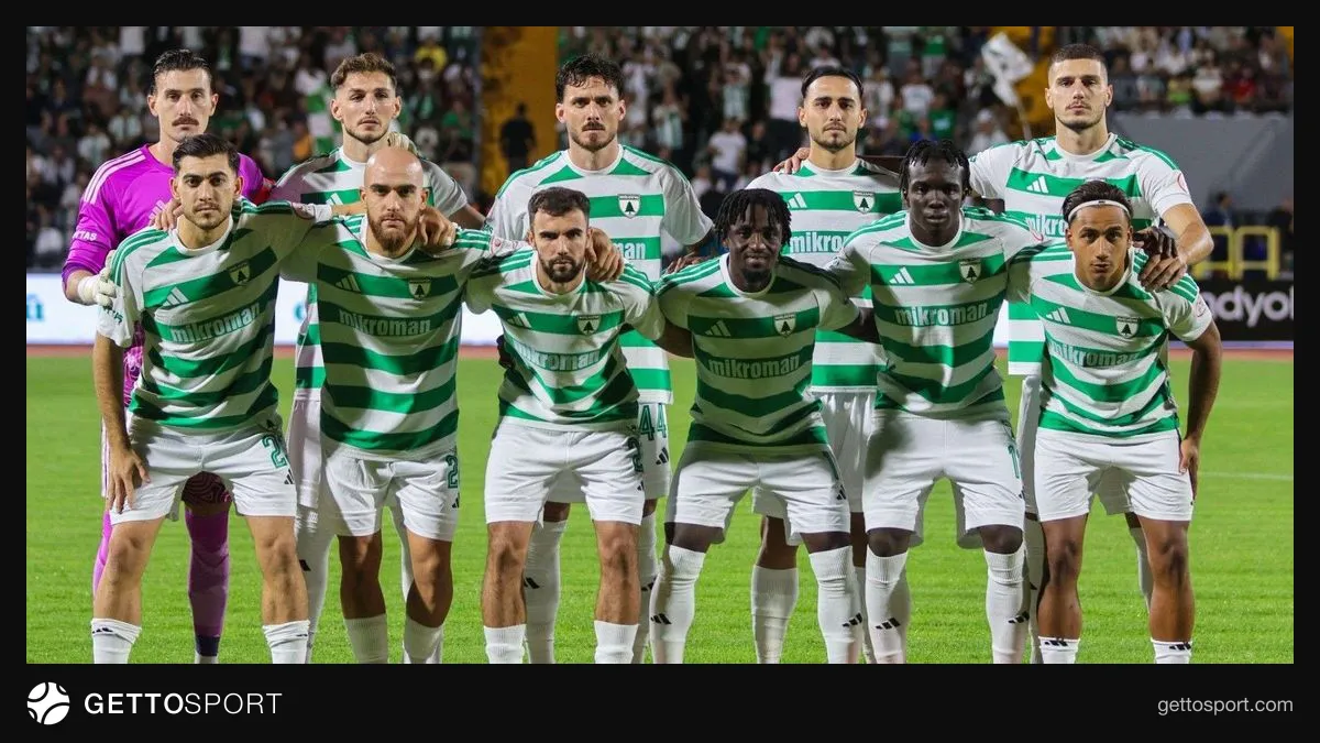 Muğlaspor oyuncuları maç sırasında orta saha mücadelesi