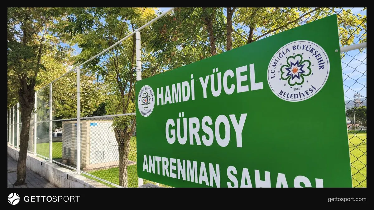 Muğlaspor Akyol Tesisleri önündeki antrenman sahasına verilen tabelanın görüntüsü