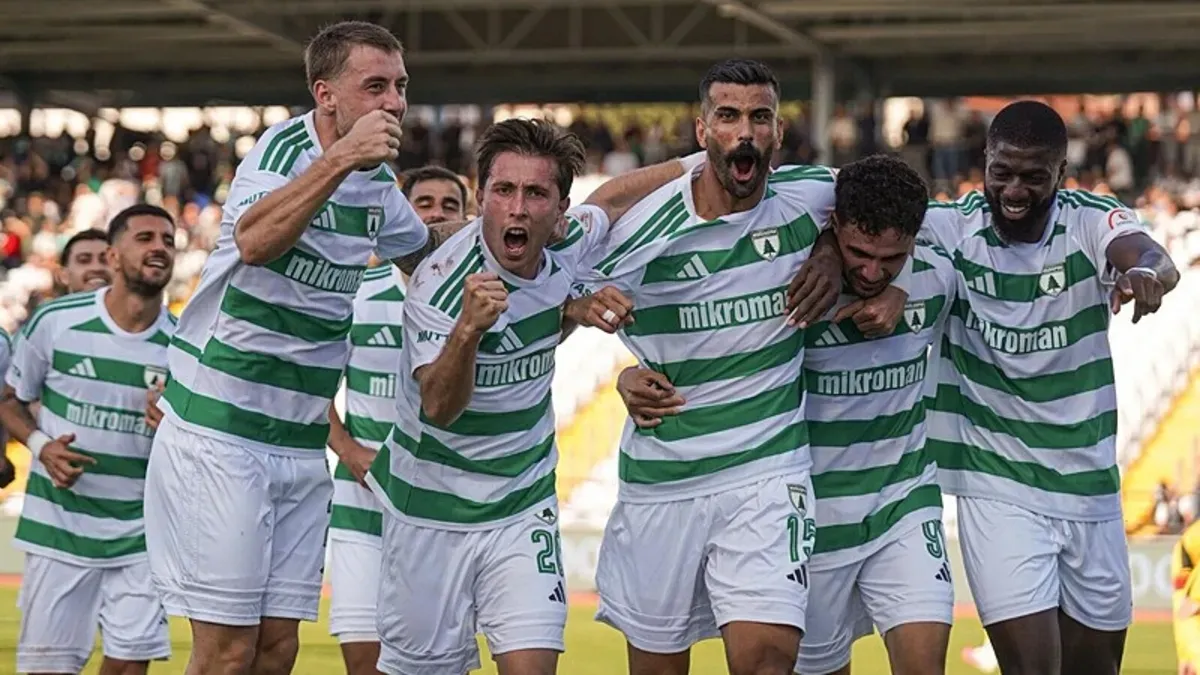 Muğlaspor futbolcuları kutlama yaparken