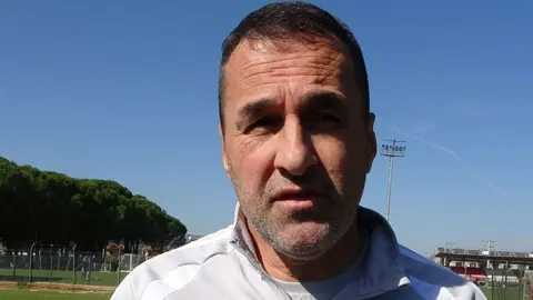 Muğlaspor teknik direktörü Yalçın Koşukavak basın konuşması yaparken