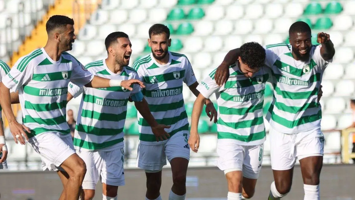 Muğlaspor futbolcuları galibiyeti kutluyor, stadyum görüntüsü