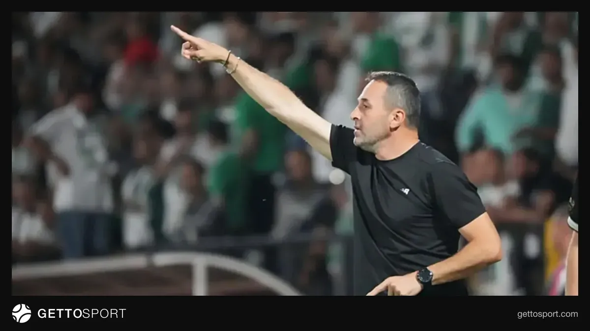 Muğlaspor oyuncuları Kemal Dirikan Tesisleri'nde antrenmanda, Yalçın Koşukavak kenarda talimat verirken