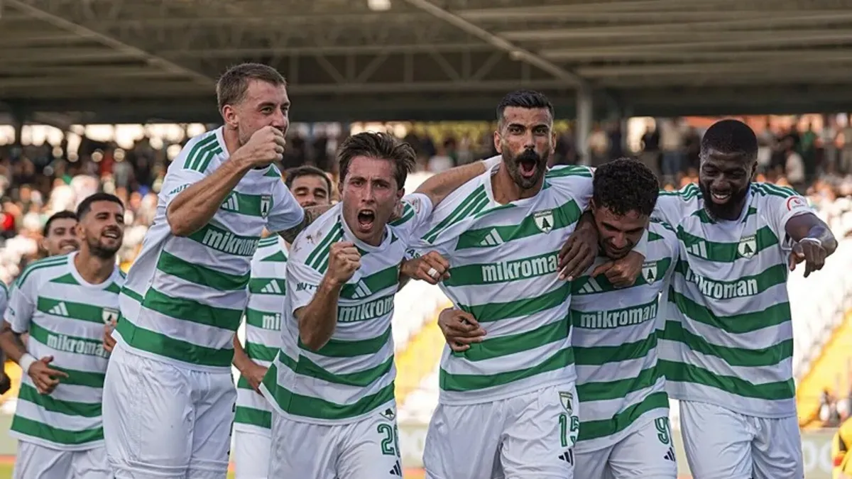 Muğlaspor futbolcuları gol sevinci yaşarken takım fotoğrafı