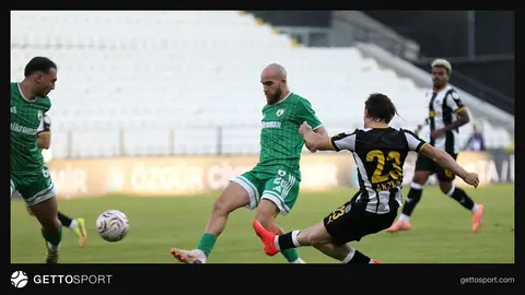 Muğlaspor ve Manisa FK oyuncuları 19 Mayıs Stadı'nda mücadele ederken