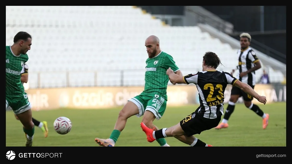 Muğlaspor ve Manisa FK oyuncuları 19 Mayıs Stadı'nda mücadele ederken