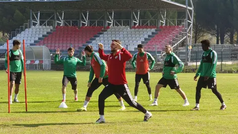 Yalçın Koşukavak basın toplantısında konuşurken