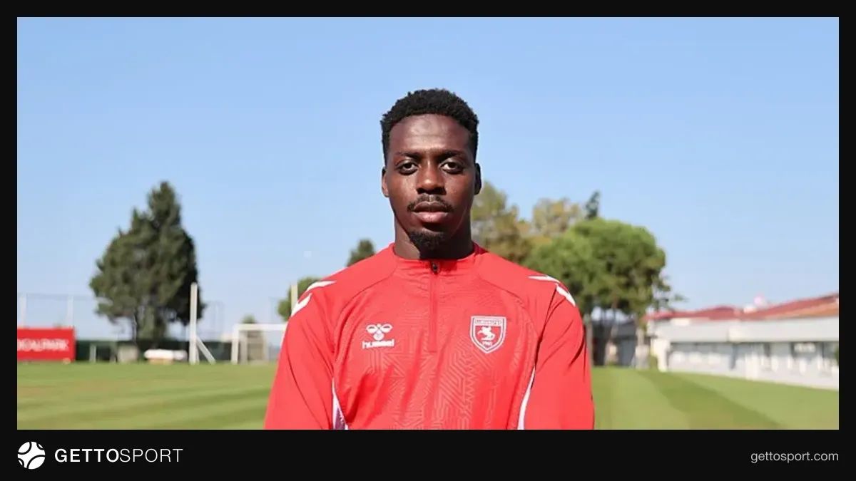 Muhammed Bayo Samsunspor formasıyla basın açıklaması yaparken