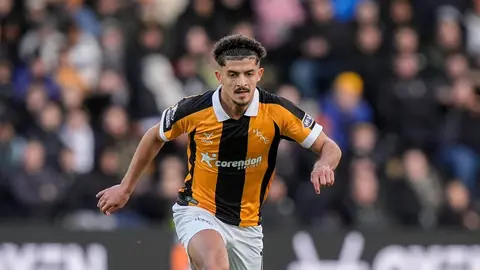 Muhammed Belloumi Hull City formasıyla top sürüyor