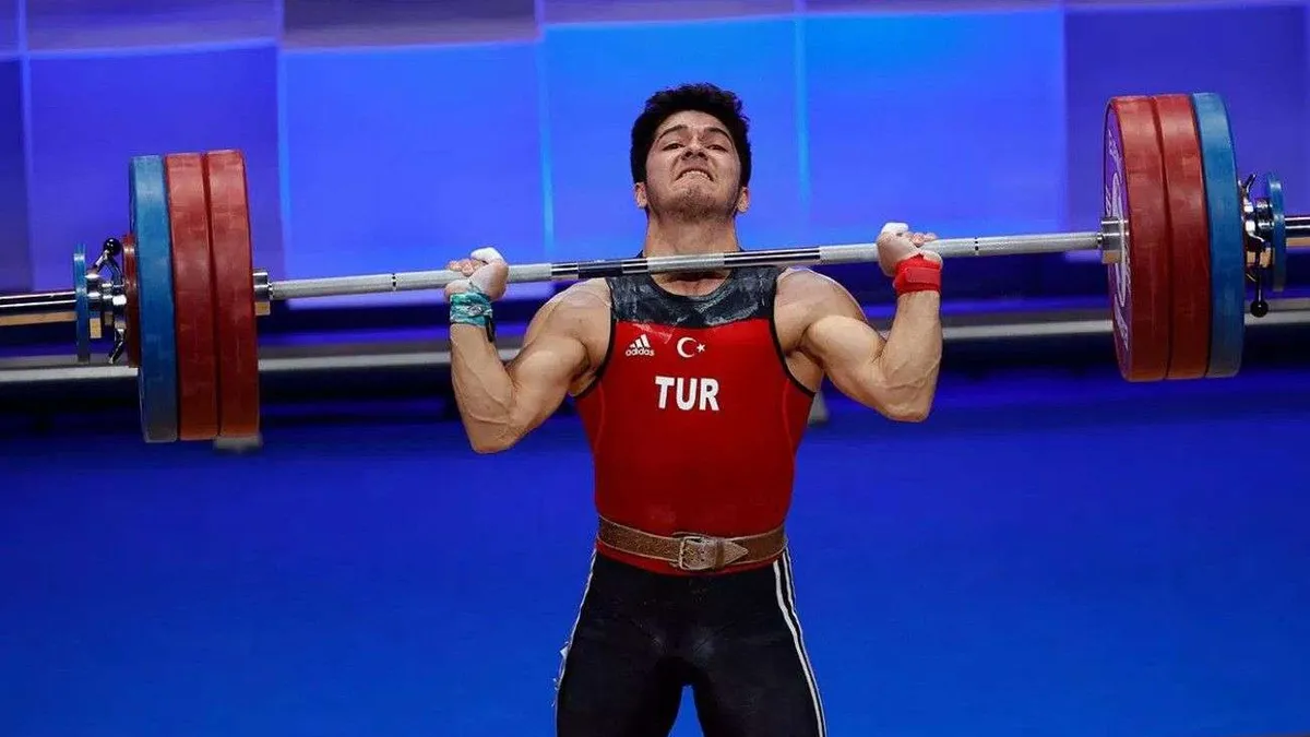 Muhammed Furkan Özbek madalya töreninde kürsüde