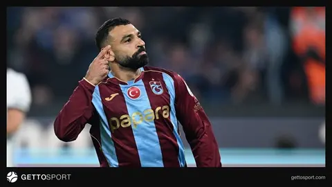 Muhammed Salah maç sonrası telefonundan sosyal medya paylaşımı yaparken