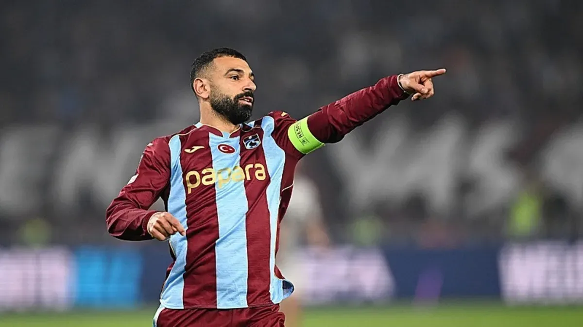Trabzonspor formasıyla Muhammed Salah maç sırasında sevinirken