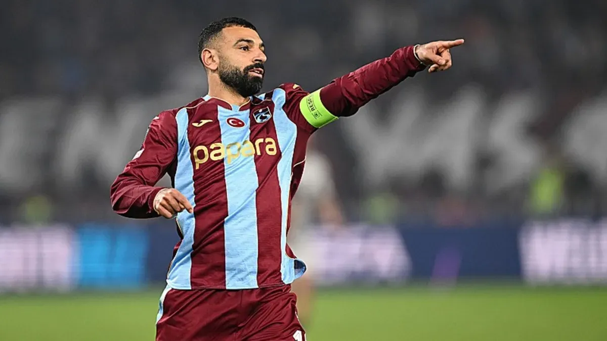 Muhammed Salah top sürerken Trabzonspor formasıyla yakın çekim