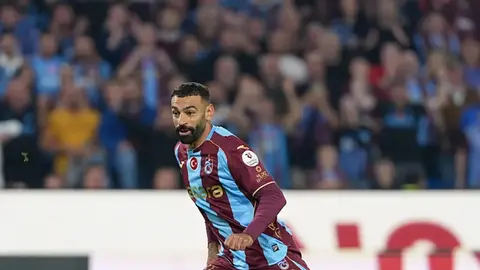 Muhammed Salah Trabzonspor formasıyla topa vururken görüntü