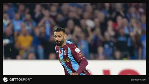 Muhammed Salah Trabzonspor formasıyla topa vururken görüntü