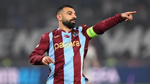 Trabzonspor formasıyla Muhammed Salah maç öncesi ısınırken