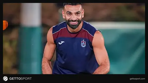 Muhammed Salah bordo-mavili formayla sözleşme imzası veya saha görüntüsü