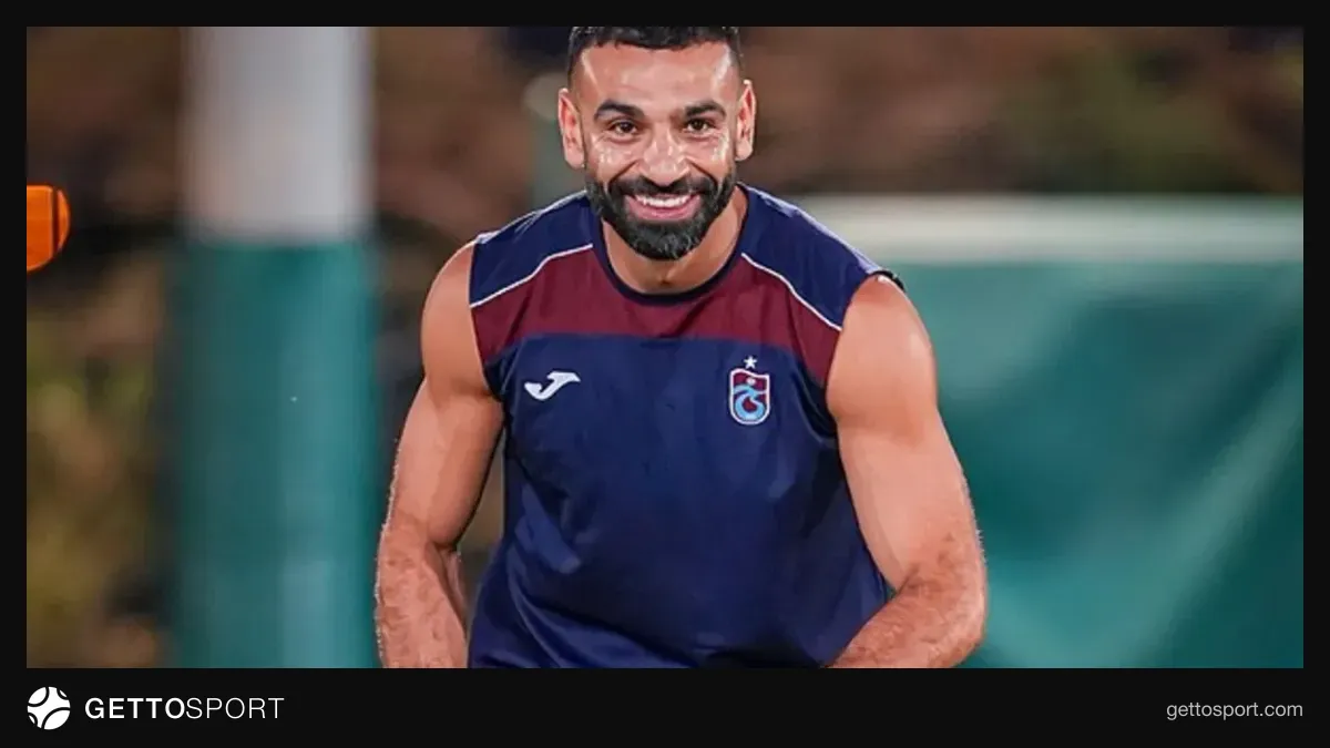 Muhammed Salah bordo-mavili formayla sözleşme imzası veya saha görüntüsü