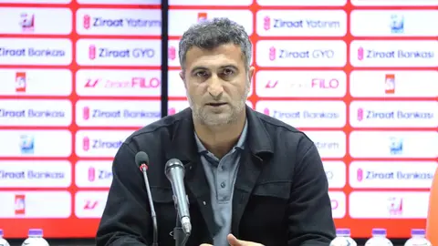 12 Bingölspor Teknik Direktörü Muhammet Emin Gül basın toplantısında açıklamalarda bulunuyor
