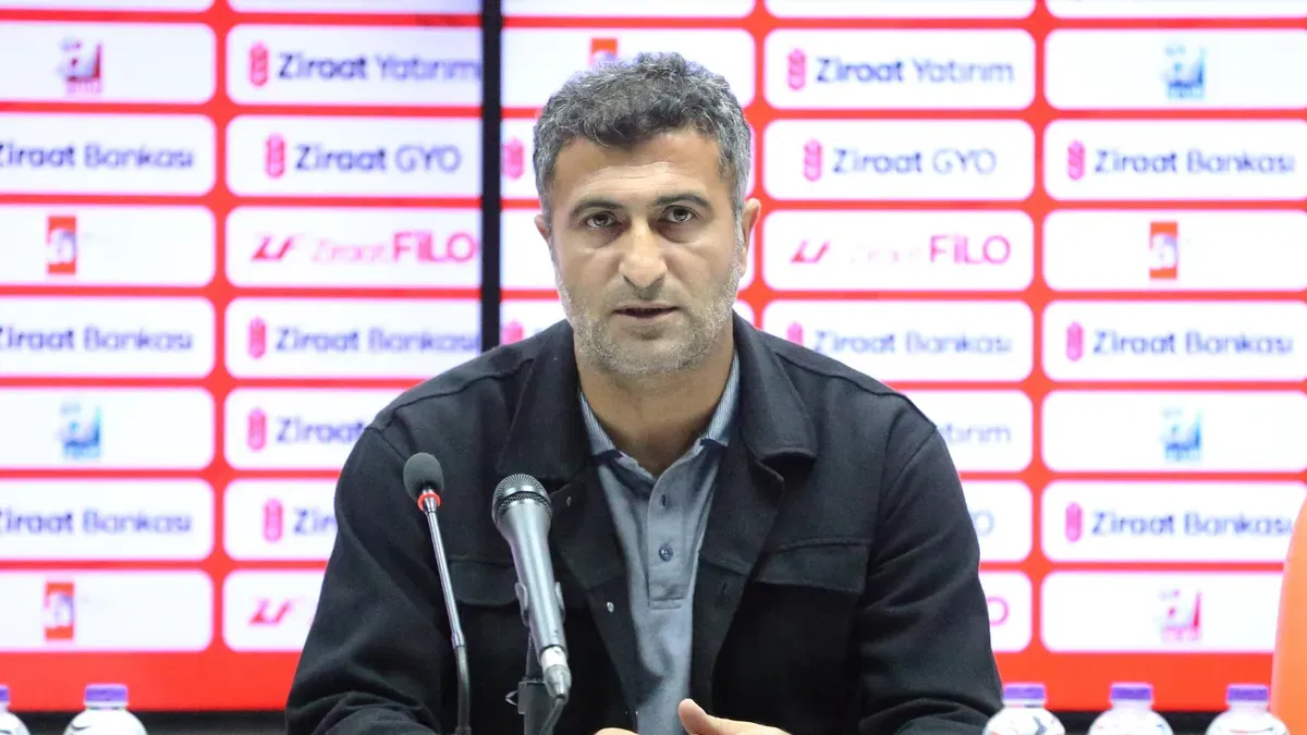 12 Bingölspor Teknik Direktörü Muhammet Emin Gül basın toplantısında açıklamalarda bulunuyor