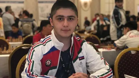 Murad İbrahimli şahmat taxtası yanında turnirdə qalib görünüşü