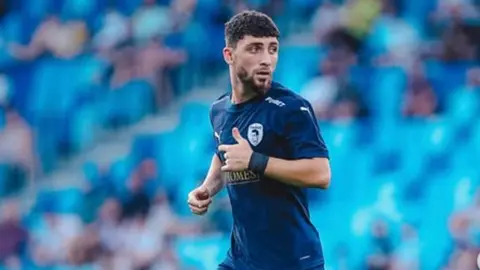 Murad Məmmədov topa doğru qaçır, Pafos forması