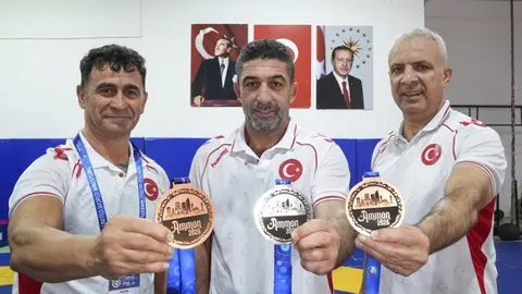 Madalyalı veteran güreşçiler Murat Kaya ve Harun Demir antrenmanda
