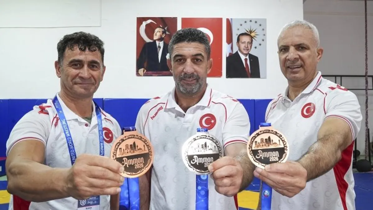 Madalyalı veteran güreşçiler Murat Kaya ve Harun Demir antrenmanda