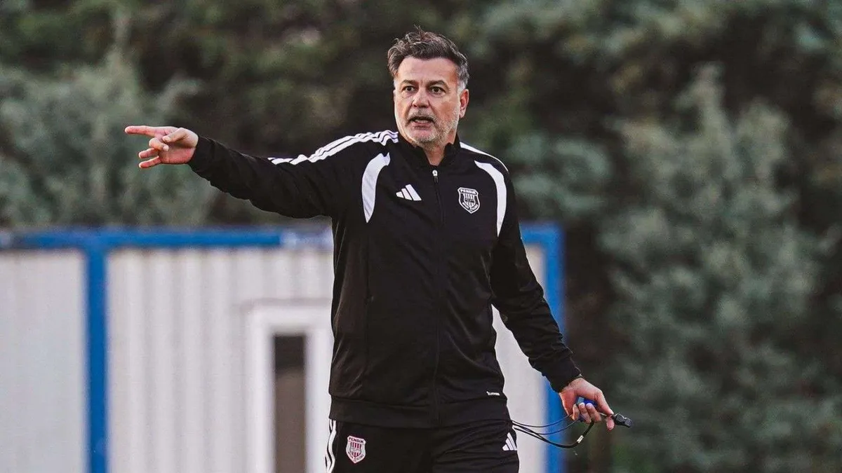 Murat Şahin basın toplantısında konuşurken
