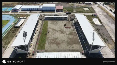Muş Şehir Stadyumu zemin çalışmasında çim serimi yapan işçiler ve saha