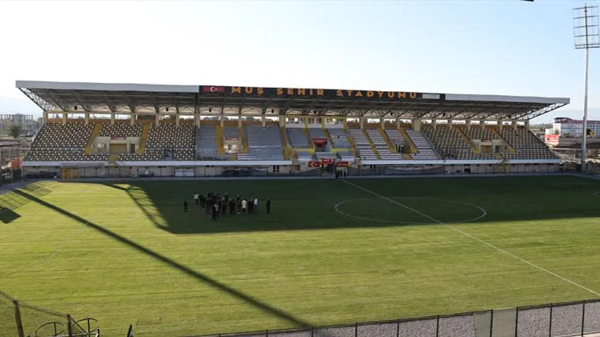 Muş Şehir Stadyumu'nda zemin ve tribün yenileme çalışmaları