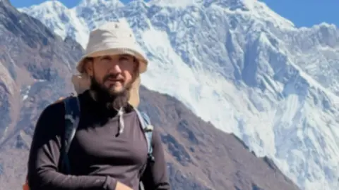 Müşfiq Səmədli Everestin baza düşərgəsində enərkən