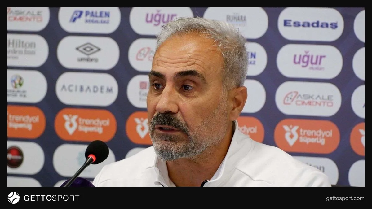Mustafa Dalcı basın toplantısında konuşurken