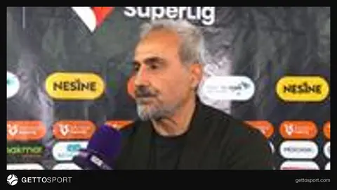 Eyüpspor Teknik Direktörü Mustafa Dalcı saha kenarında