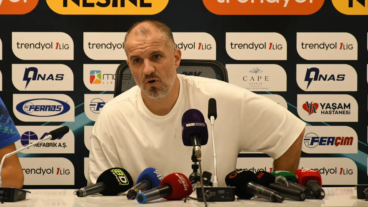 Bursaspor teknik direktörü Mustafa Er basın toplantısında konuşurken