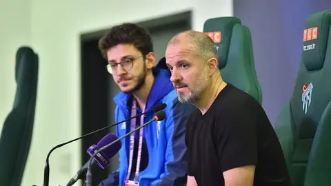 Mustafa Er basın toplantısında konuşurken