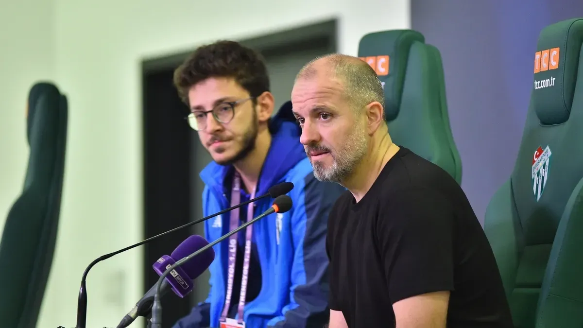 Mustafa Er basın toplantısında konuşurken