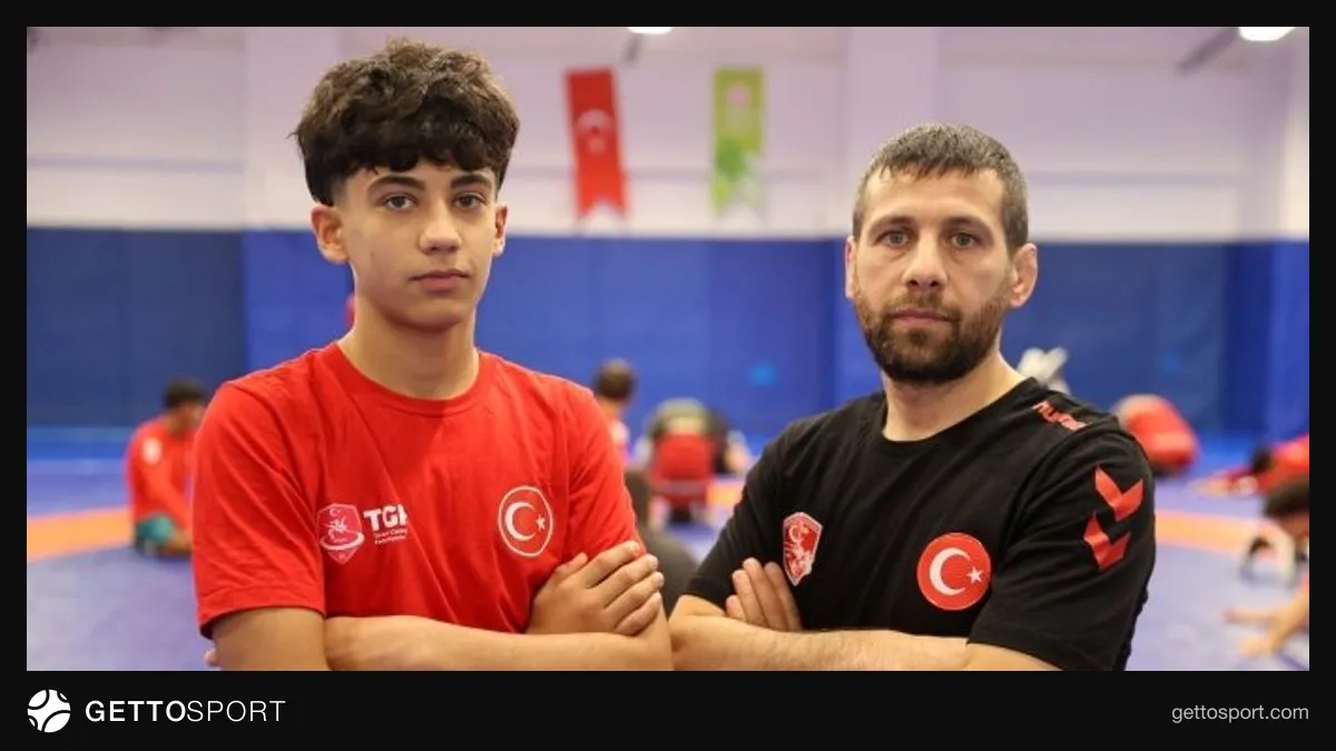 Mustafa Kerem Karaköse madalya ile sevinç gösterirken